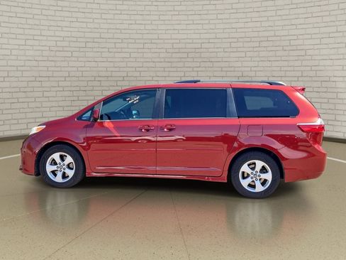 Used 2020 Toyota Sienna LE w/ Carpet Mat Package FWD image 8