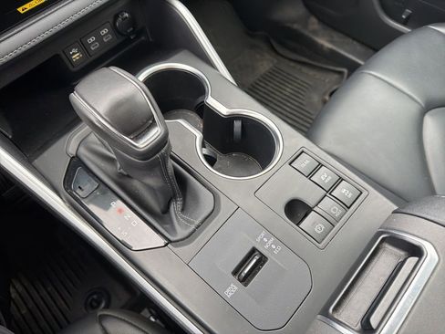 Used 2023 Toyota Highlander XLE AWD/4WD image 13