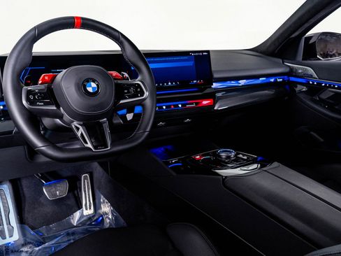 Used 2025 BMW M5 w/ Executive Package image 2