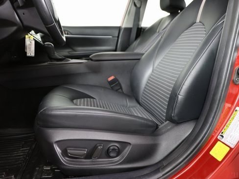 Used 2021 Toyota Camry SE image 5