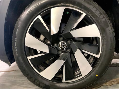 Used 2025 Volkswagen Atlas Cross Sport SE image 9