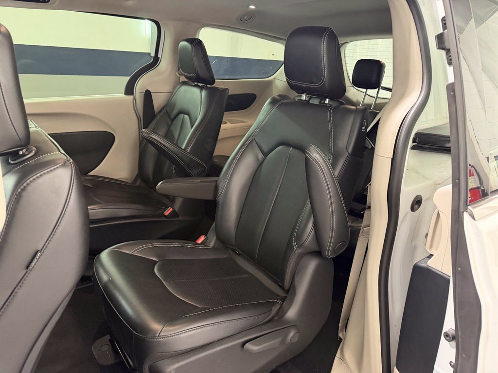 Used 2023 Chrysler Pacifica Touring-L FWD image 17