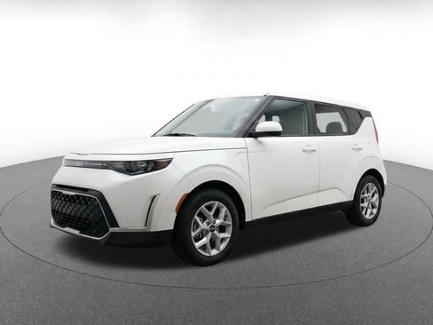 Used 2025 Kia Soul LX w/ LX Technology Package FWD image 3