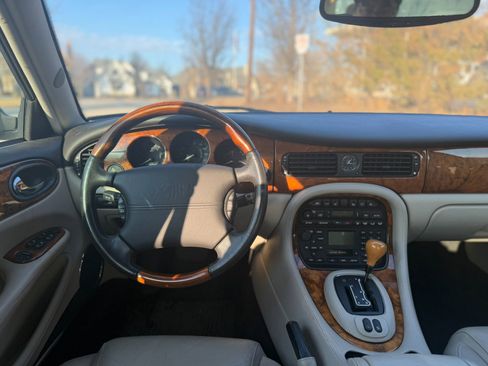 Used 2002 Jaguar XJ8 image 10