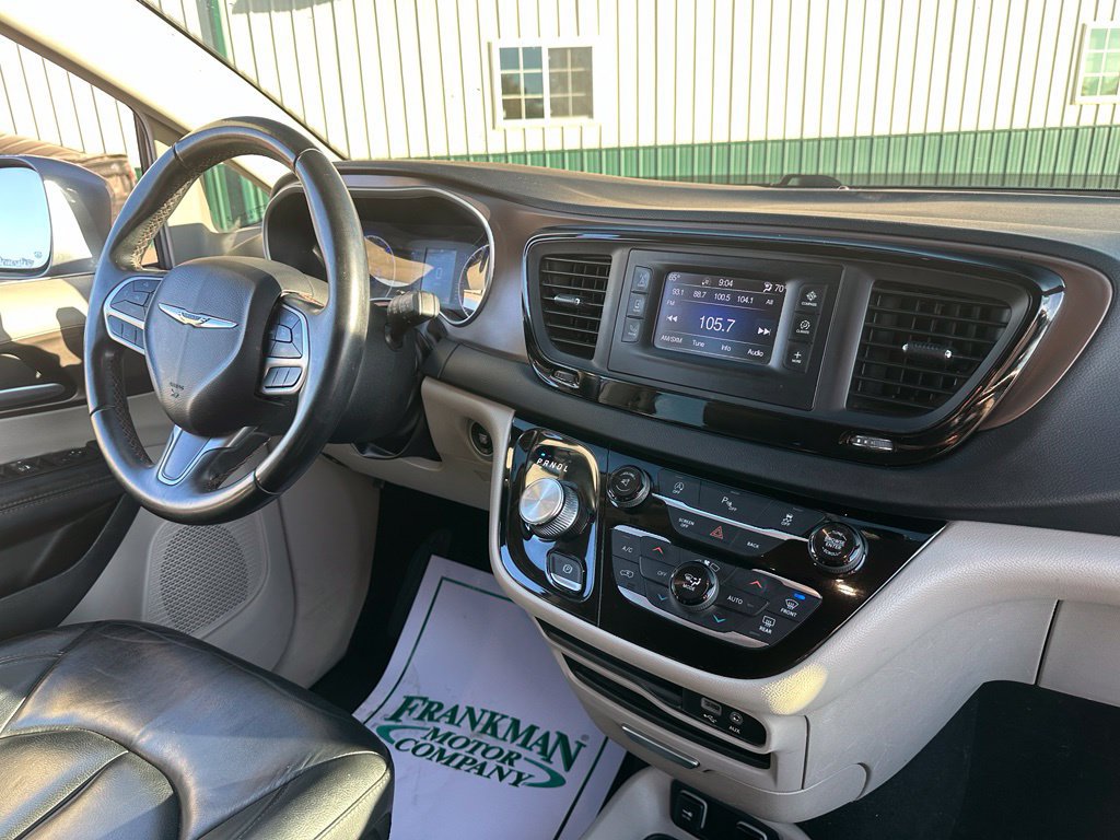 Used 2017 Chrysler Pacifica Touring-L FWD image 32