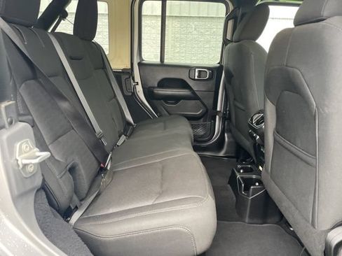 Used 2019 Jeep Wrangler Unlimited Sahara AWD/4WD image 15
