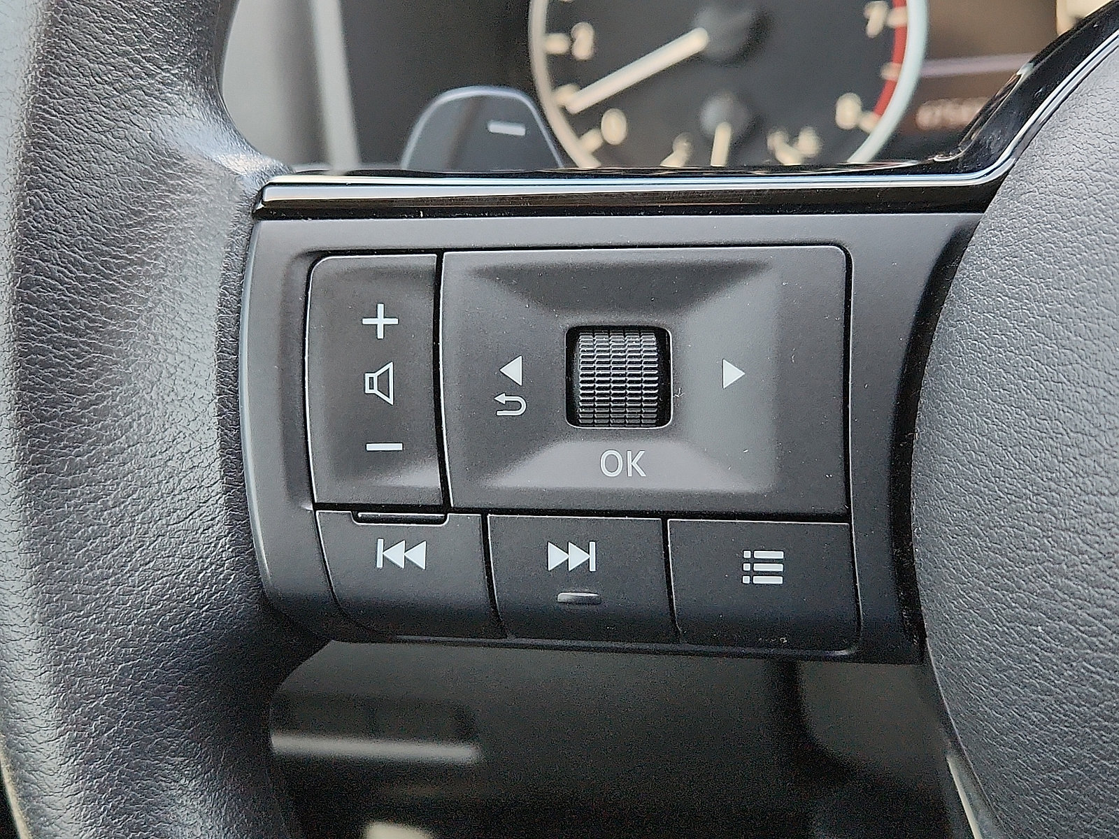Used 2023 Nissan Rogue SV FWD image 18