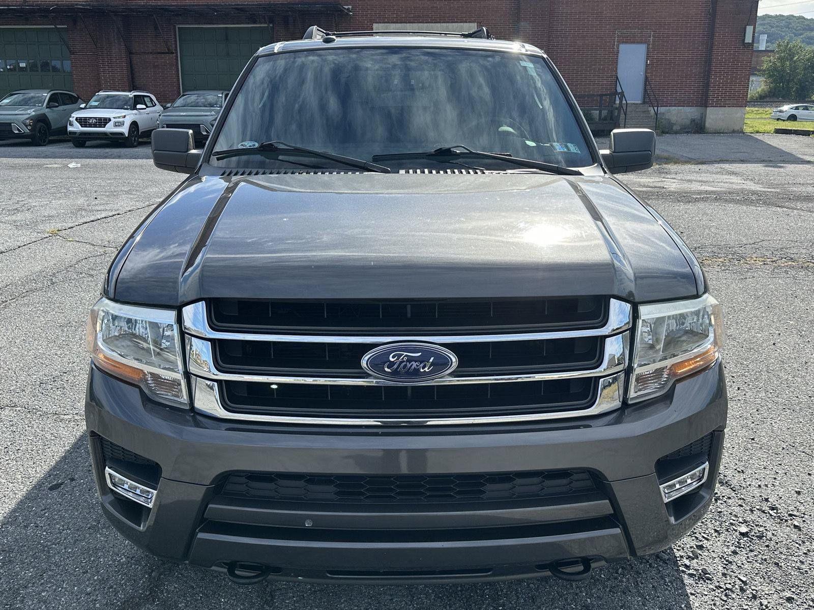 Used 2017 Ford Expedition EL XLT w/ Equipment Group 202A AWD/4WD image 3