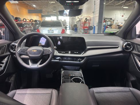 Used 2025 Chevrolet Equinox LT w/ Convenience Package II image 14