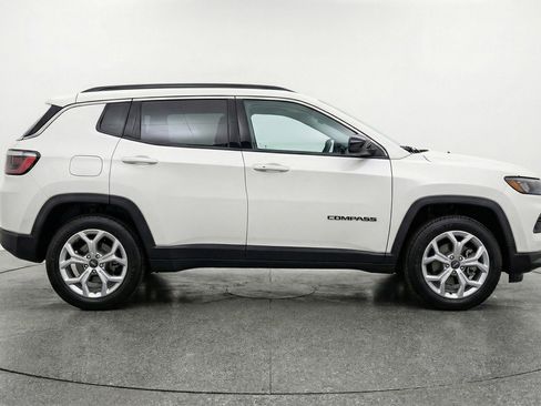 Used 2025 Jeep Compass Latitude AWD/4WD image 11
