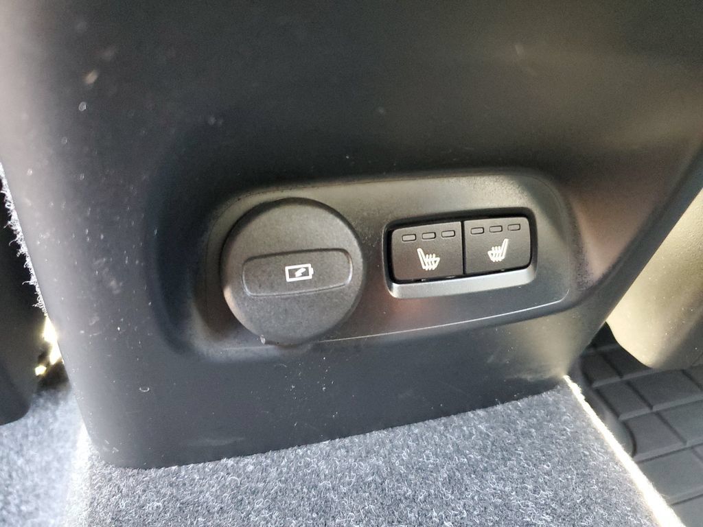 Used 2023 Volvo XC40 B5 Plus w/ Driver Assist Package AWD/4WD image 13