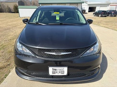 Used 2023 Chrysler Voyager LX FWD image 2