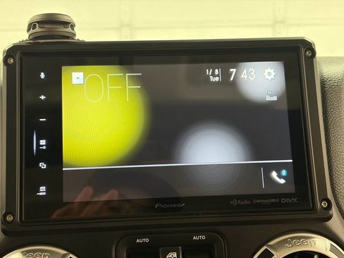 Used 2015 Jeep Wrangler Unlimited Rubicon w/ Connectivity Group AWD/4WD image 27