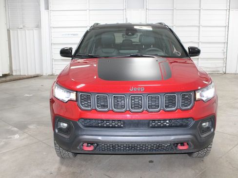 Used 2025 Jeep Compass Trailhawk image 3