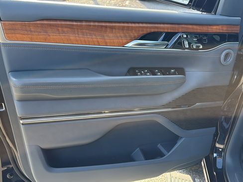 Used 2022 Jeep Grand Wagoneer Series II image 10