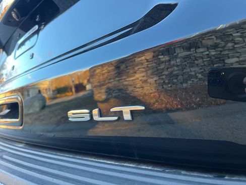 Used 2024 GMC Yukon XL SLT w/ SLT Premium Package image 9
