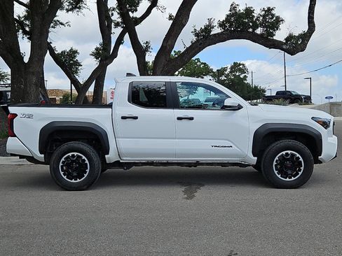 Certified 2024 Toyota Tacoma TRD Off-Road AWD/4WD image 6