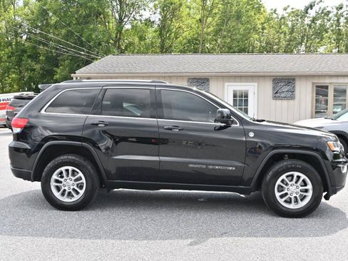 Used 2019 Jeep Grand Cherokee Laredo AWD/4WD image 12