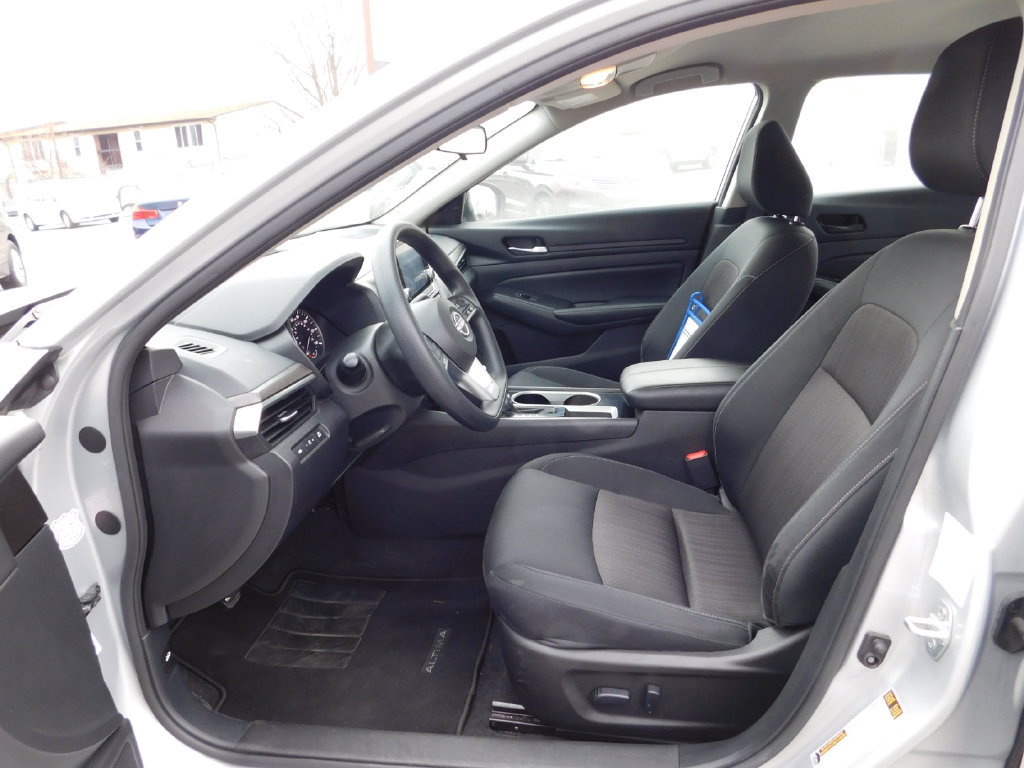 Used 2024 Nissan Altima 2.5 SV FWD image 12
