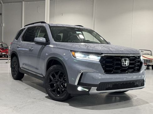 New 2025 Honda Pilot Touring image 2