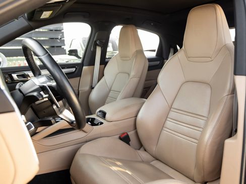 Certified 2023 Porsche Cayenne Platinum Edition image 5