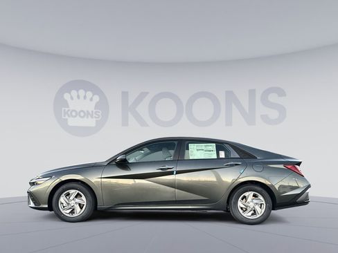 New 2026 Hyundai Elantra SE image 2