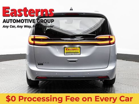 Used 2024 Chrysler Pacifica Touring-L FWD image 6