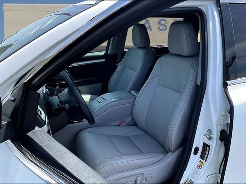 Used 2017 Toyota Highlander XLE w/ Carpet Mat Package AWD/4WD image 22