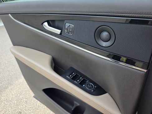 Used 2021 Lincoln Nautilus Reserve w/ Equipment Group 201A image 8