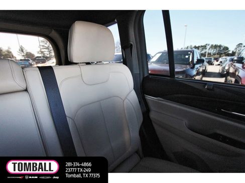 Used 2023 Jeep Grand Cherokee Limited w/ Luxury Tech Group II image 12