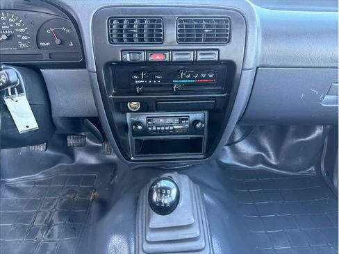 Used 1995 Nissan Pickup 2WD Regular Cab image 16