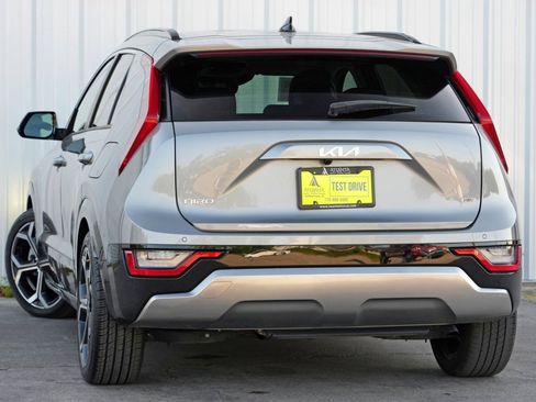 Used 2023 Kia Niro SX Touring image 5
