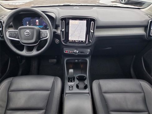 Used 2025 Volvo XC40 B5 Core image 31