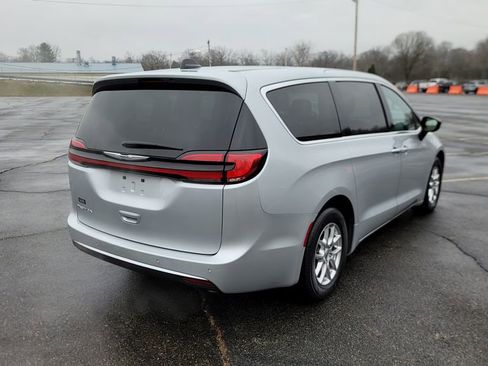 Used 2024 Chrysler Pacifica Touring-L image 12