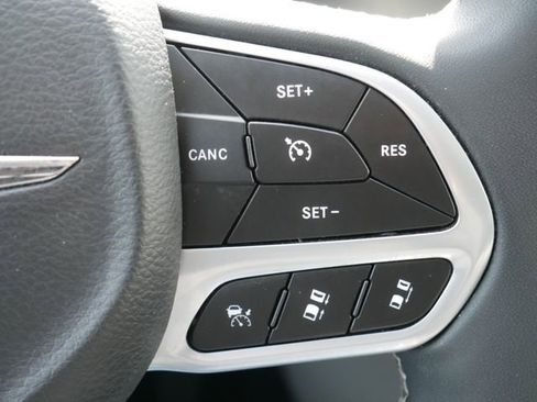 Used 2023 Chrysler Pacifica Touring-L image 26