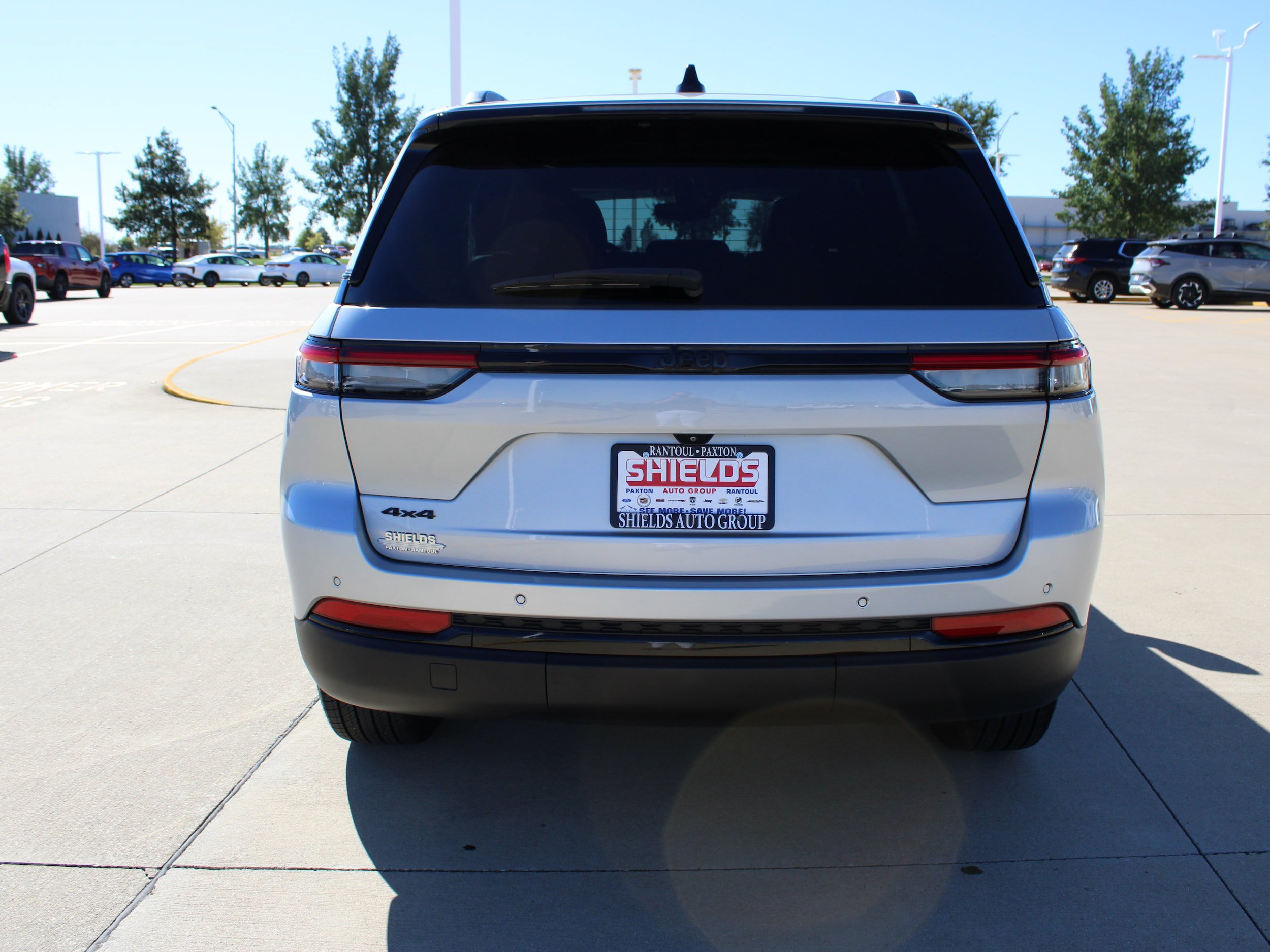 Used 2022 Jeep Grand Cherokee Altitude AWD/4WD image 5
