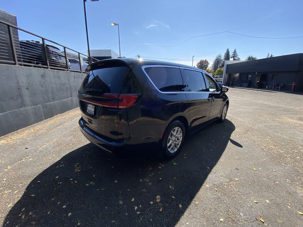 Used 2023 Chrysler Pacifica Touring-L FWD image 6