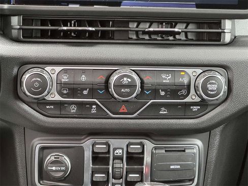 Used 2025 Jeep Gladiator Sport image 18