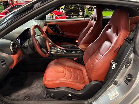 Used 2018 Nissan GT-R Premium w/ Premium Interior Package AWD/4WD image 14