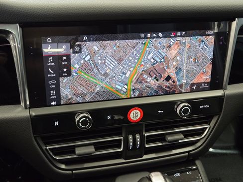 Certified 2026 Porsche Macan AWD/4WD image 22