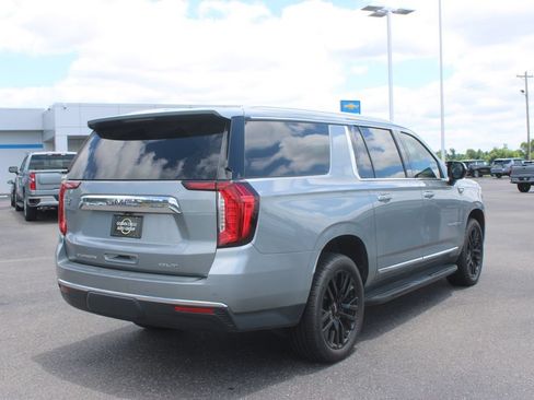 Used 2023 GMC Yukon XL SLT AWD/4WD image 9