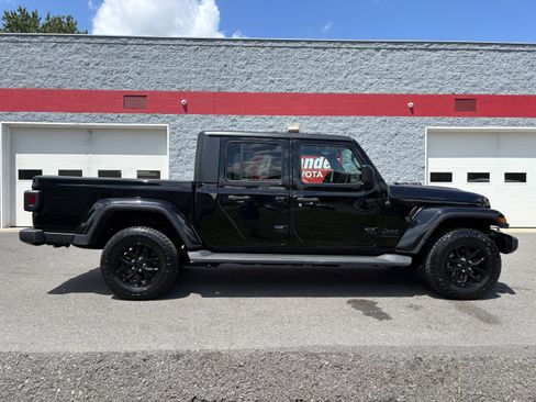 Used 2023 Jeep Gladiator Sport AWD/4WD image 2