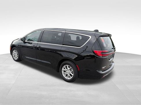 Used 2025 Chrysler Pacifica Select FWD image 4