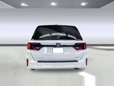 New 2026 Honda Odyssey Touring image 9