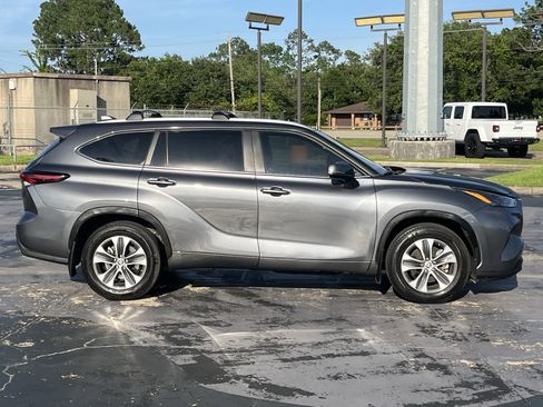 Used 2024 Toyota Highlander XLE FWD image 10