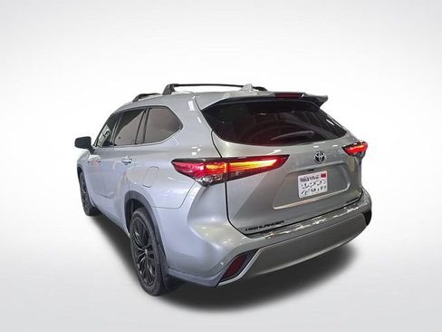 Used 2021 Toyota Highlander Platinum AWD/4WD image 2
