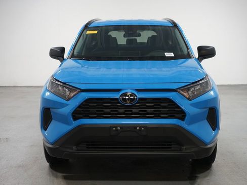 Used 2021 Toyota RAV4 LE image 2