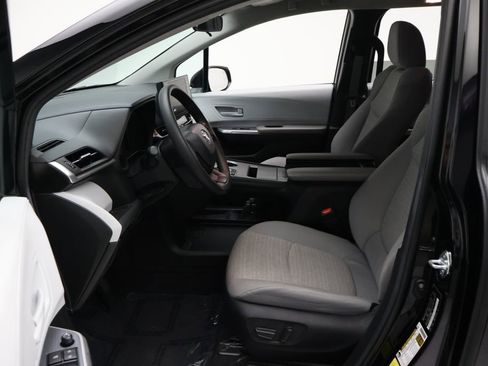 Certified 2025 Toyota Sienna LE image 14