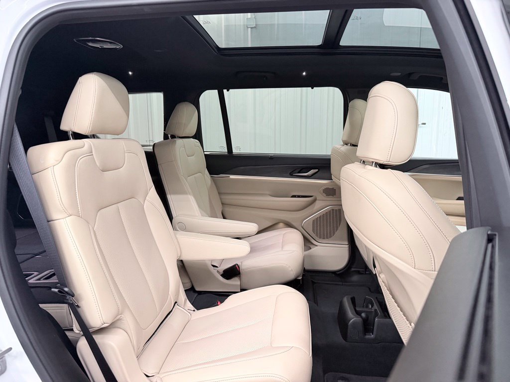 Used 2025 Jeep Grand Cherokee L Limited w/ Luxury Tech Group II RWD image 46