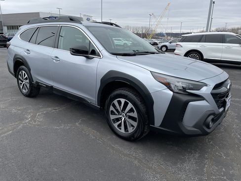 Used 2025 Subaru Outback Premium image 8